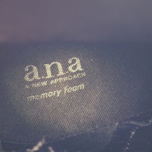 Sleek Black Heeled Boots with Textured Design - Picture 9 of 9